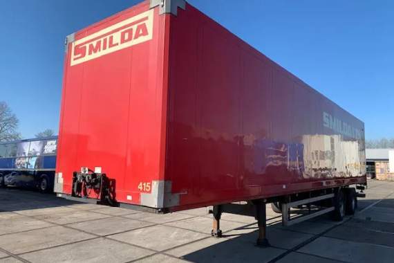 Schmitz Cargobull SKO 18 closed box taillift